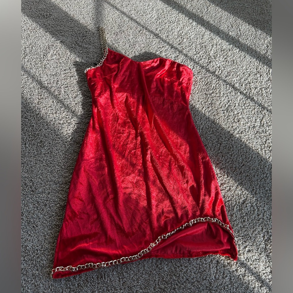 Chic Red One-Shoulder Velvet Dress with Chain Detail